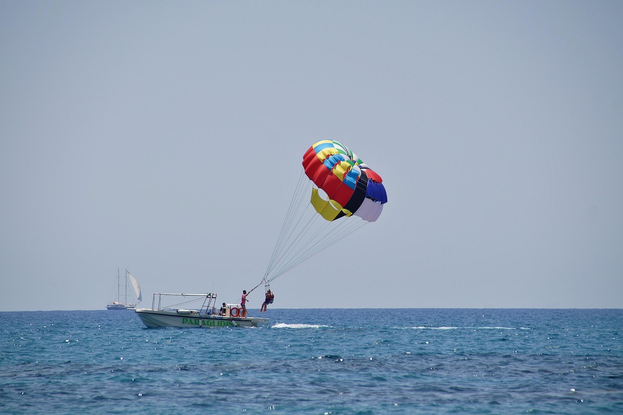 parasailing-825532_1280